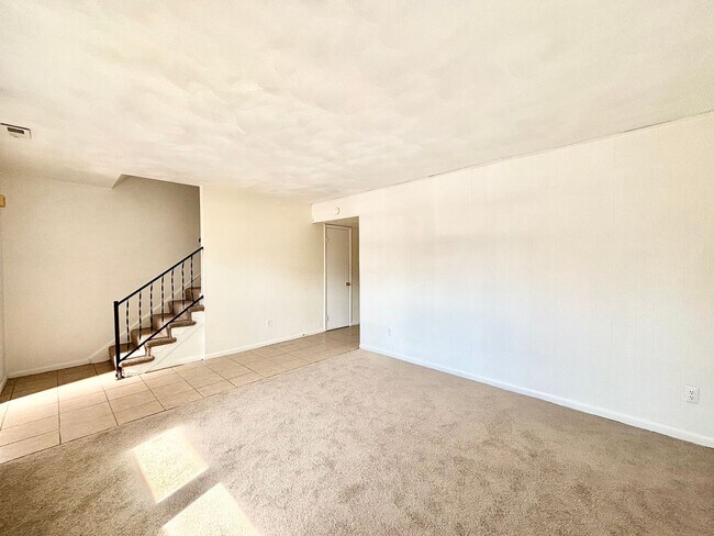 Building Photo - Cozy Townhome in Virginia Beach