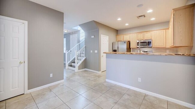 Foto del edificio - Charming 3-Bedroom Two-Story Home with Balcony & Modern Touches!