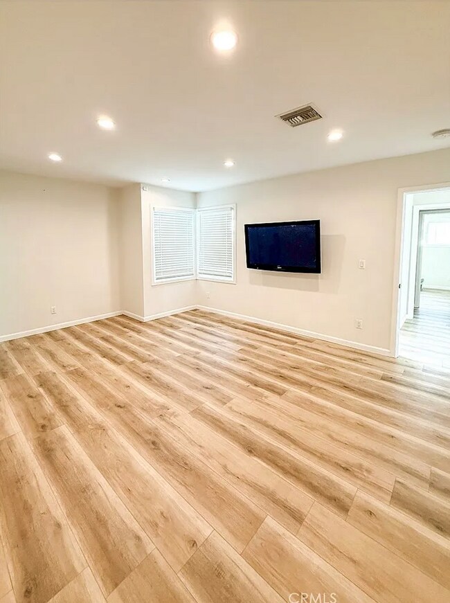 Foto del edificio - 10430 Densmore Ave