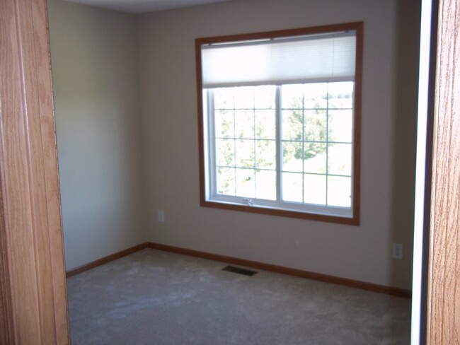 Building Photo - Hugo - Like New 2 Bed/2 Bath Townhome W/ A...