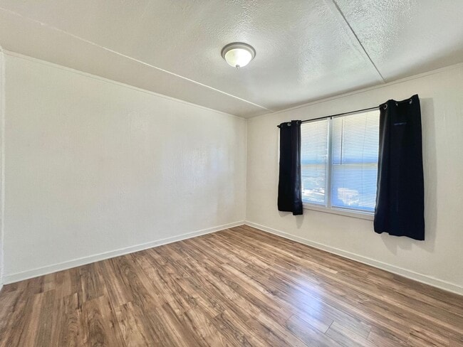 Foto del edificio - 2 Bedroom Home with Spacious Backyard