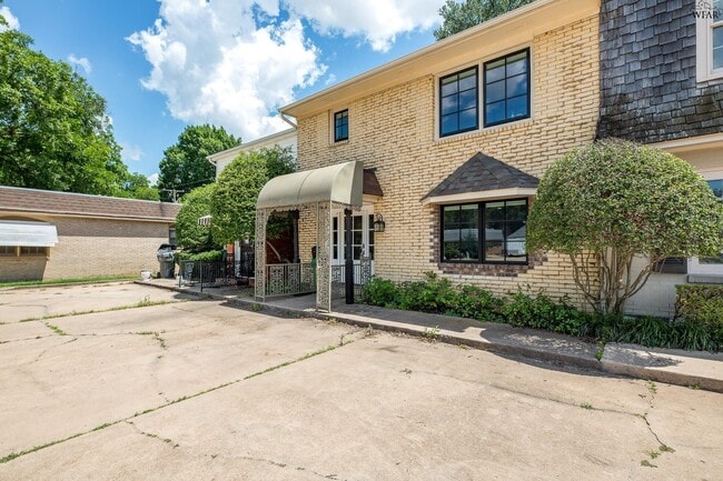 Building Photo - 2413 Lou Ln