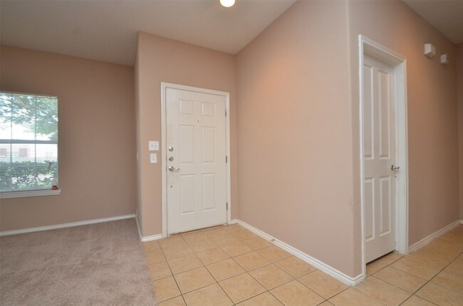 Foto del edificio - 915 Butterfly Ln