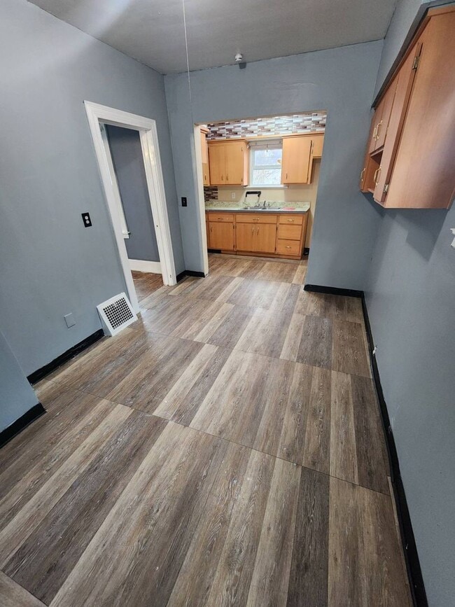 Building Photo - Charming 2-Bedroom Property in Prime Location