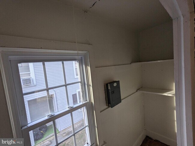 Building Photo - 104 N Main St