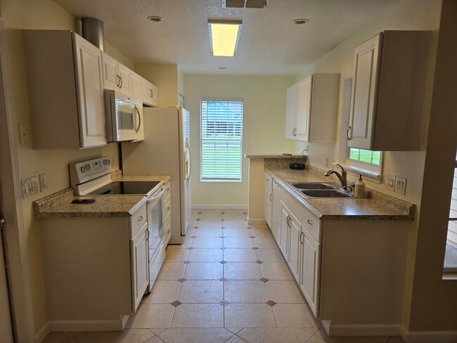 Kitchen - 573 Serenade Cir E
