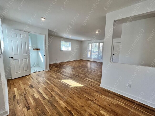 Building Photo - 1202 Greenwood Rd
