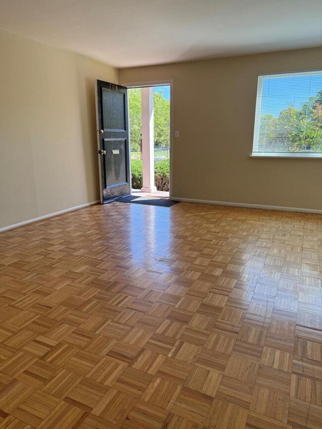 Building Photo - 2 bedroom in Seattle WA 98103