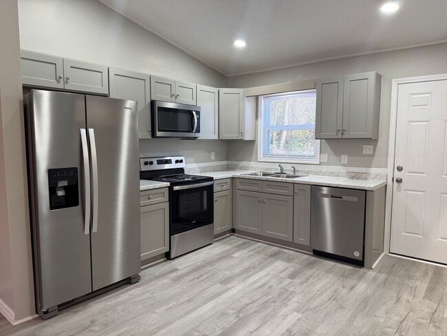 Foto del edificio - Remodeled 2 bedroom 2 bath duplex,