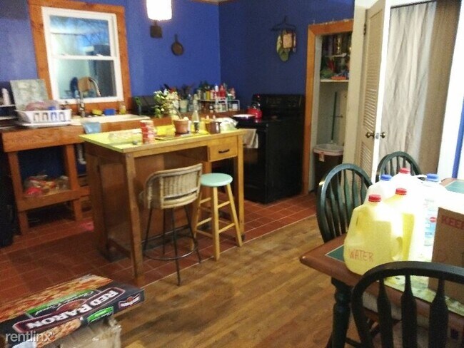 Foto del edificio - 2 br, 1 bath House - 323 Emma Road