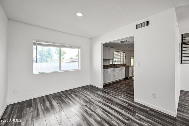 Foto del edificio - 5761 W Cholla St