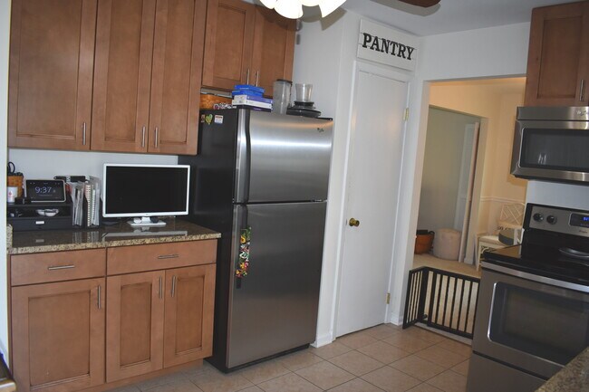 Foto del edificio - 214 E Lakeside Dr