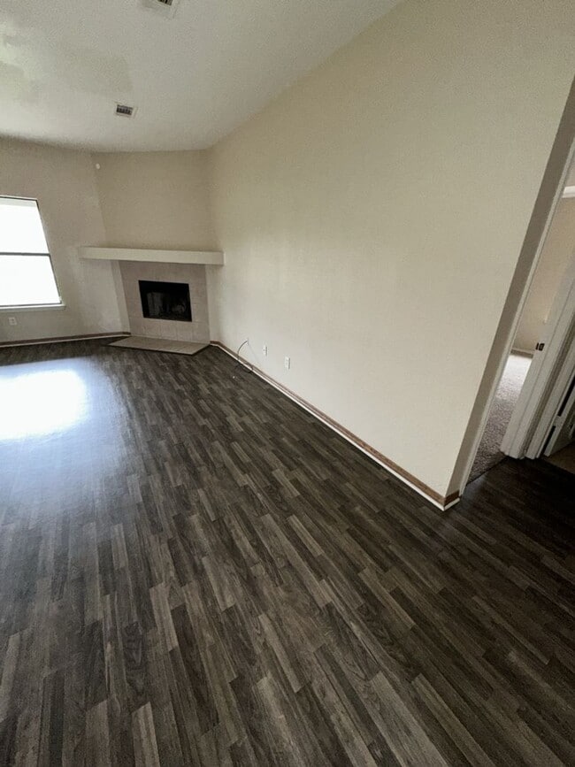 Building Photo - AVAILABLE NOW!!!