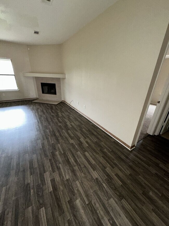 Foto del edificio - AVAILABLE NOW!!!