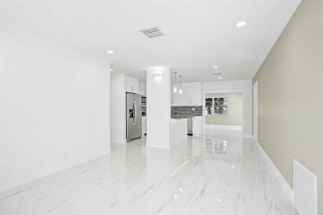 Building Photo - 1437 SW 1st Ave