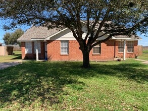 Building Photo - 212 Hunters Ln