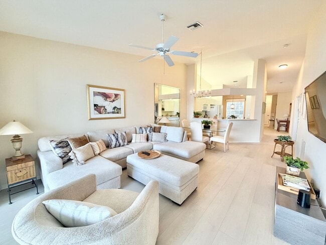 Foto del edificio - ** CROWN POINTE SHORES ** 2 BED + DEN / 2 BATH - GARAGE - TURNKEY FURNISHED - ANNUAL RENTAL