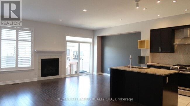 Building Photo - 756 Putney Cres