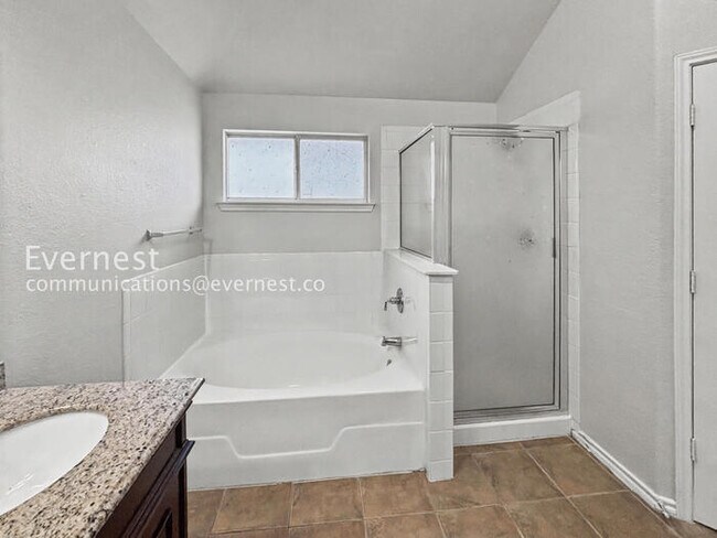 Foto del edificio - Charming 4-Bedroom Haven with Fireplace and Serene Outdoor Living / Pet-Friendly / Available Now!