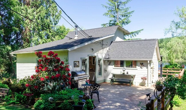 Building Photo - Beautiful lakefront home in Black Diamond!