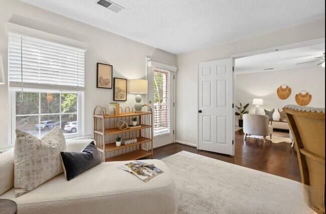 Foto del edificio - 5011 Sharon Rd