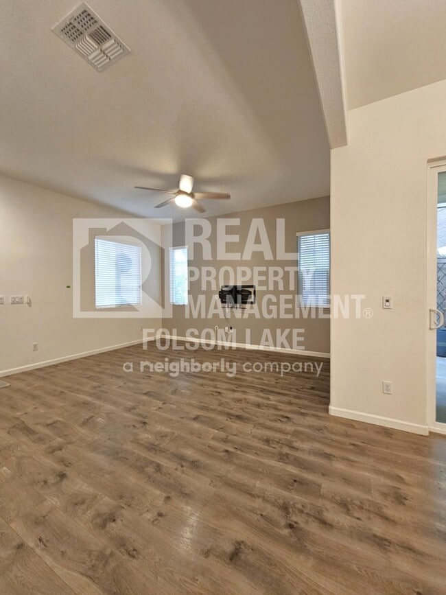 Building Photo - Spacious 3 bedroom 2.5 bath in the Westshore Lake Neighborhood