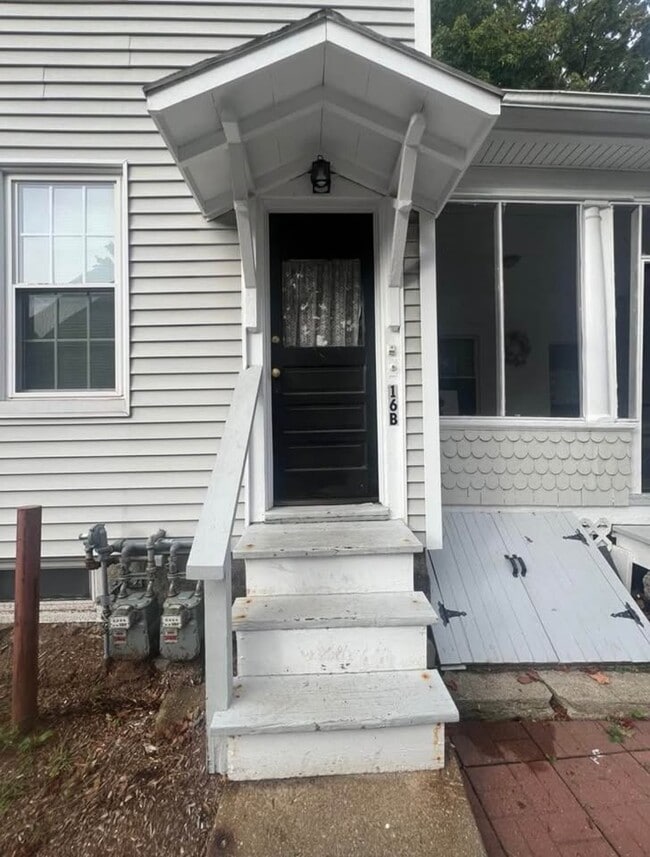 Side Entry - 16 Chapel St