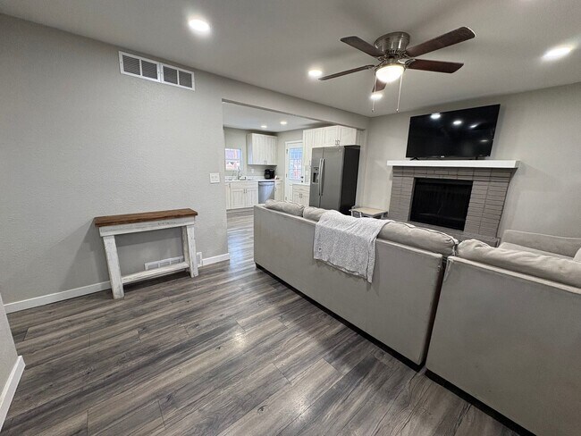 Building Photo - 3 Bed 1 Bath Home in Stratton Meadows!!!