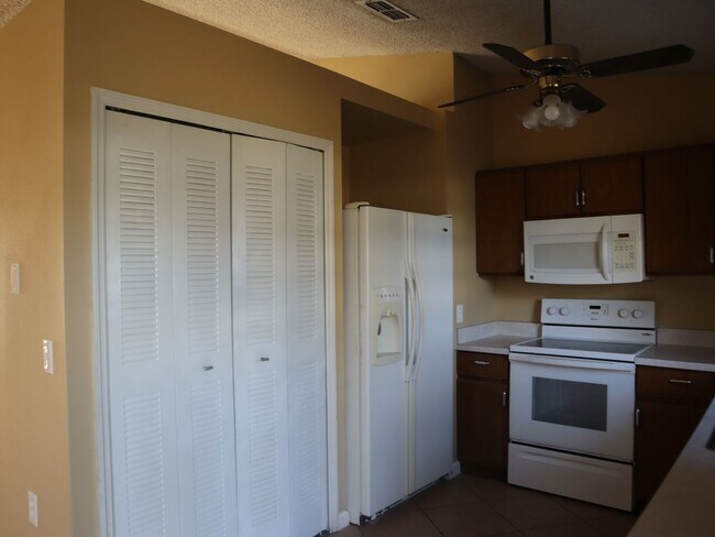 Foto del edificio - Move in condition 3 Bedrooms 2 Bath Carole Arcaro 386-216-4900 Deltona Lakes Realty