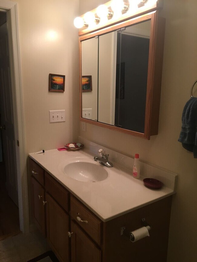 Building Photo - Luxury 3 bedroom 2.5 bedroom townhouse ava...