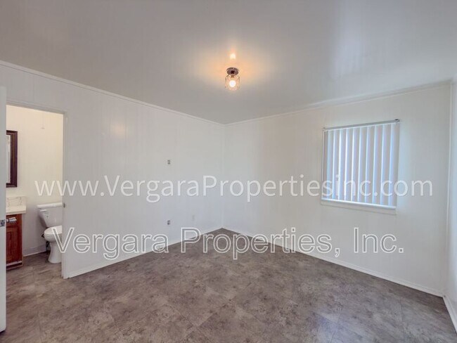 Foto del edificio - 13505 Mariposa Ave