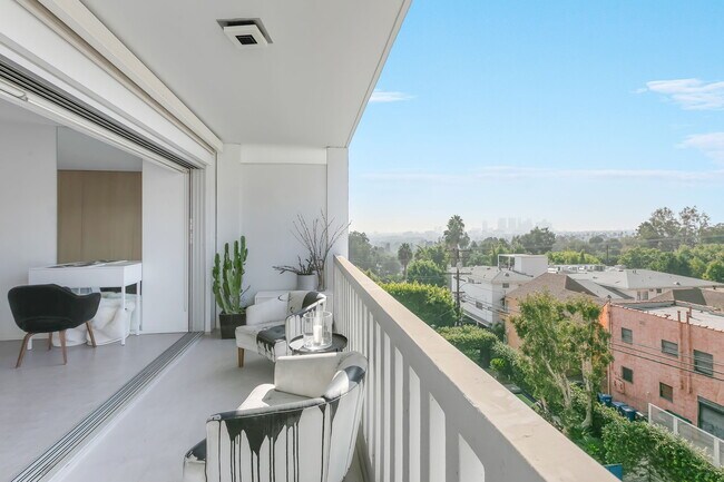 Foto del edificio - 999 N Doheny Dr