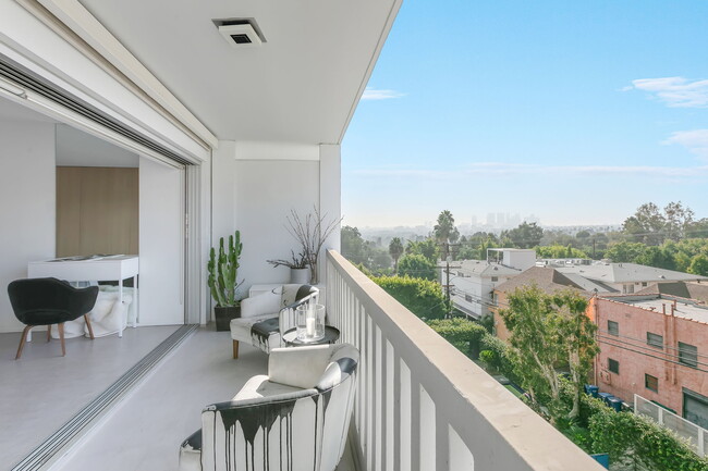 Building Photo - 999 N Doheny Dr