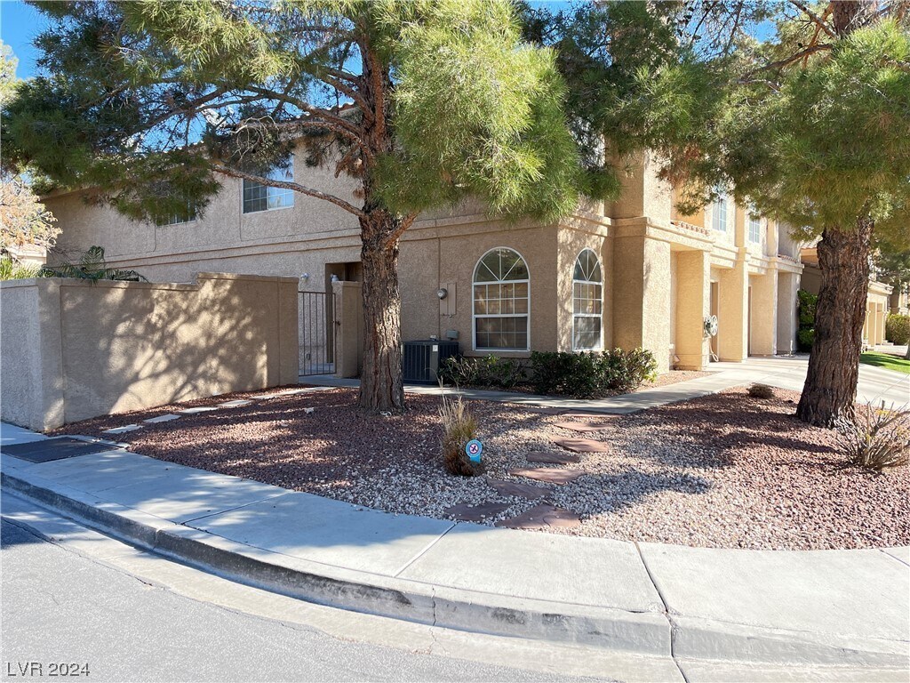 Primary Photo - 2842 Briar Knoll Dr