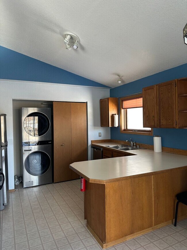 Building Photo - Cozy 2 bedroom 2 bath home