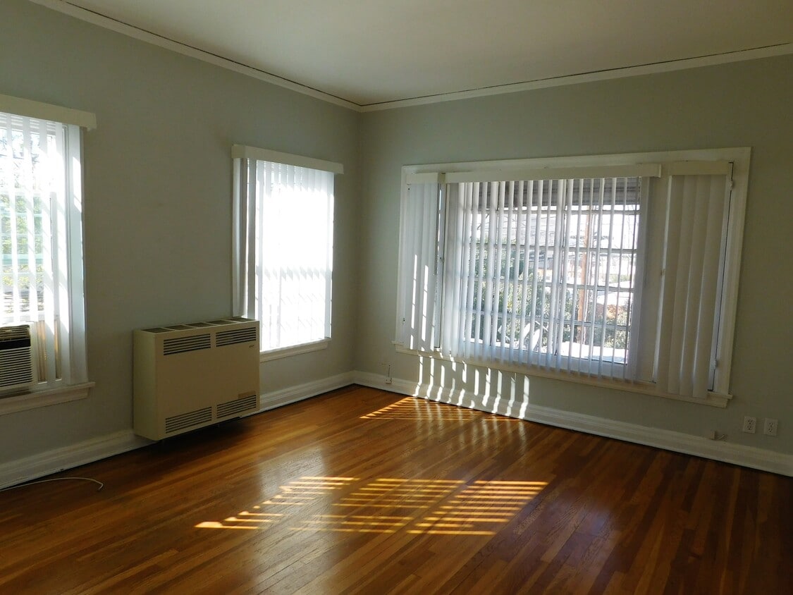 Primary Photo - 1157 N Maryland Ave