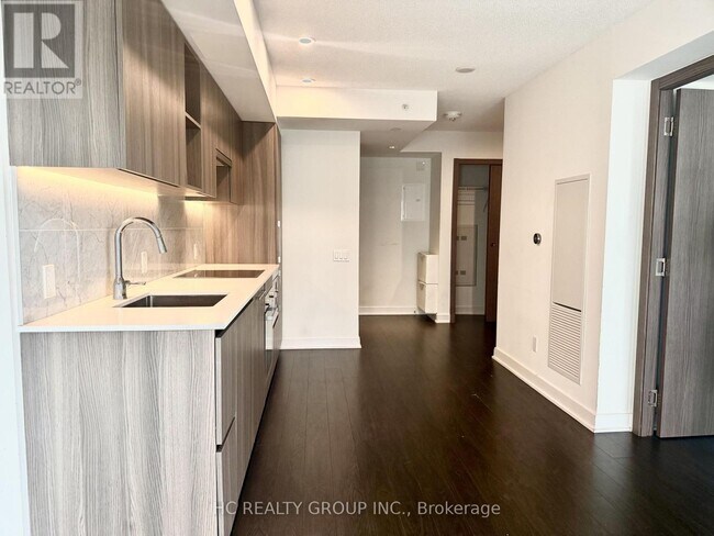 Photo du bâtiment - 17 Bathurst St