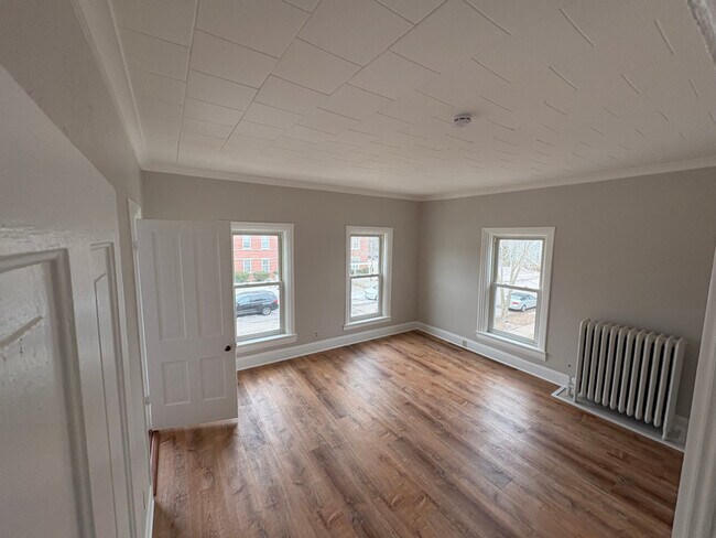 Building Photo - 302 W 10th Ave