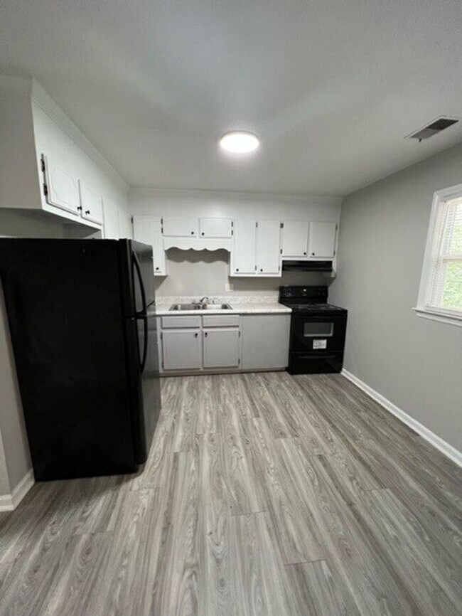 Building Photo - ***FIRST MONTH FREE*** Newly remodeled 2 b...