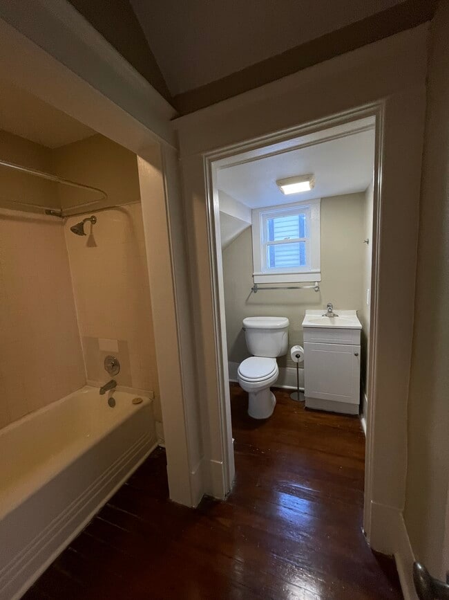 Guest Bathroom - 501 W Mistletoe Ave