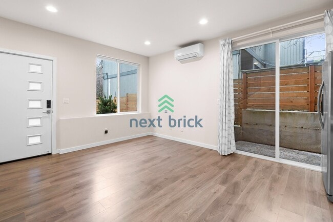 Building Photo - 2 Bed 2 Bath Single-family House Available for Rent!