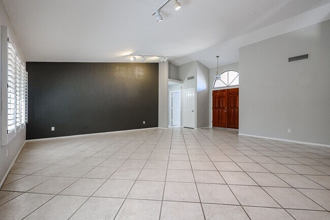 Building Photo - Welcome to this charming 3 bedroom, 2 bath...
