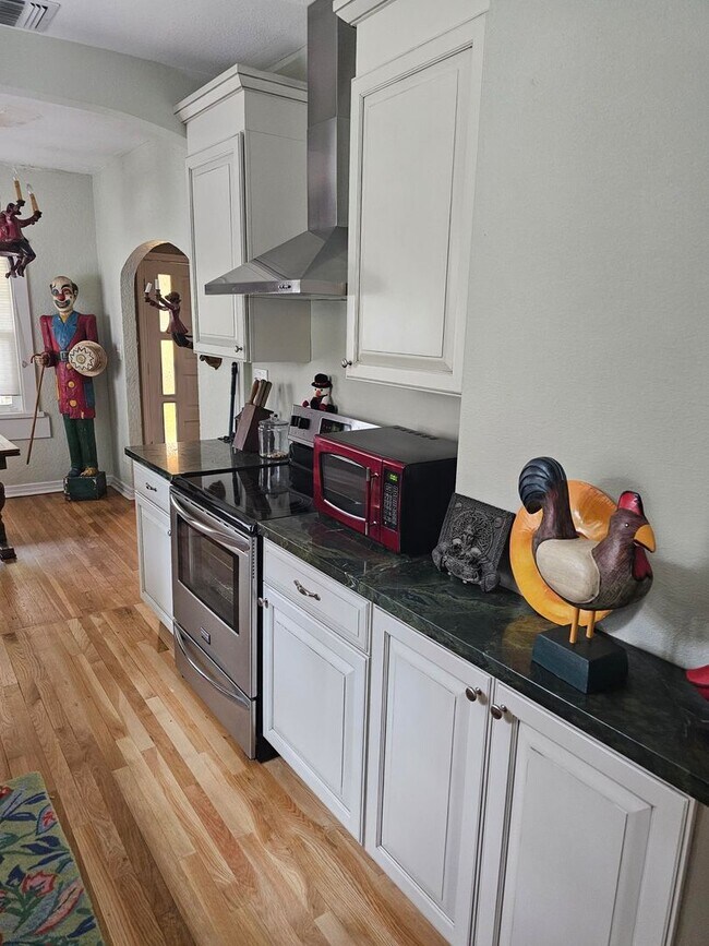 Building Photo - 3bd historic Gem!