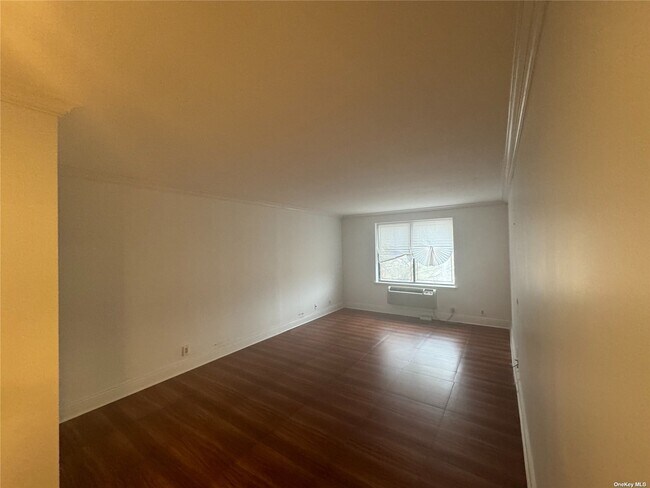 Foto del edificio - 141 Great Neck Rd