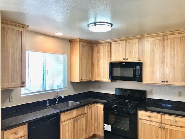 Building Photo - 3 bed 1.5 bath Townhouse in Richmond - AVA...