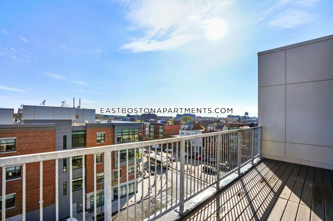 Building Photo - 194 Sumner St.