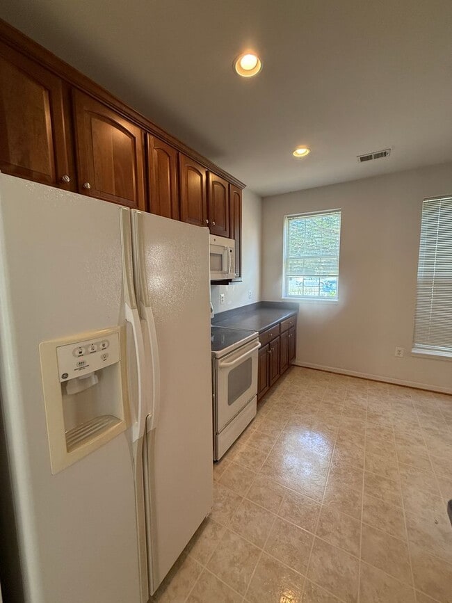 Building Photo - Two Bedroom Condo in Ballenger Creek!