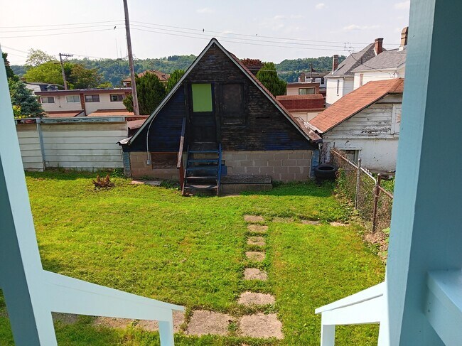 Shared Back Yard - 109 E 12th Ave