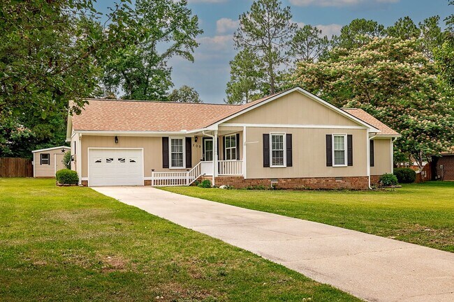 Foto del edificio - Beautiful home in Raeford w/ BIG Deck!
