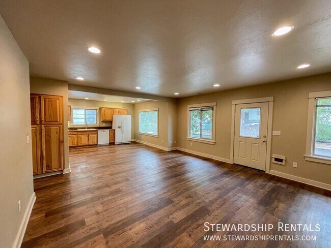 Building Photo - 3 EXTRA ROOMS!!  Located in the heart of W...